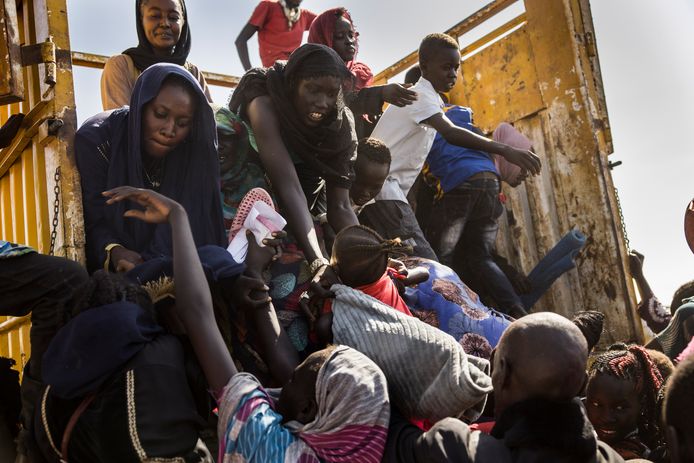 Vluchtelingen uit Soedan komen dagelijks in grote aantallen de grens over van Zuid -Soedan. Ze zijn op de vlucht voor het geweld.