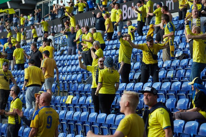 Vreugde bij de fans van Brøndby na de late gelijkmaker van Mikael Uhre.