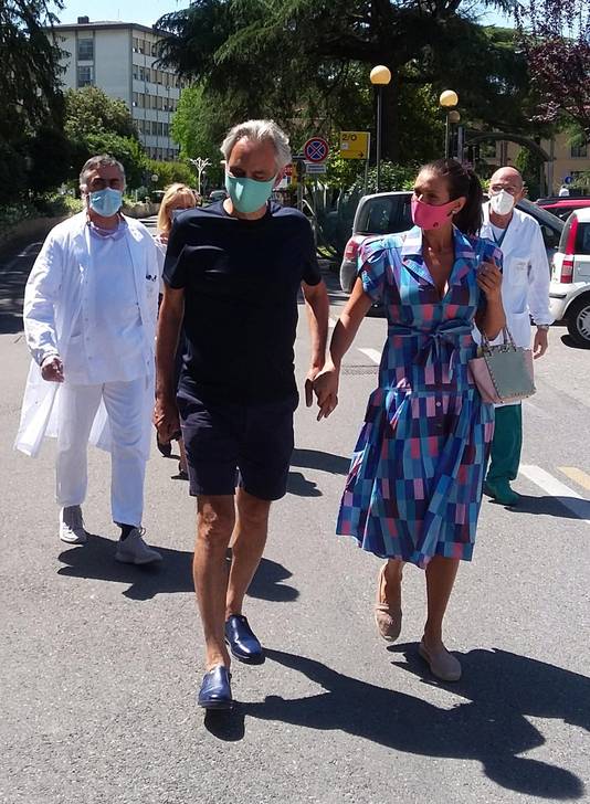 Andrea Bocelli en echtgenote Veronica Berti arriveren bij het ziekenhuis.