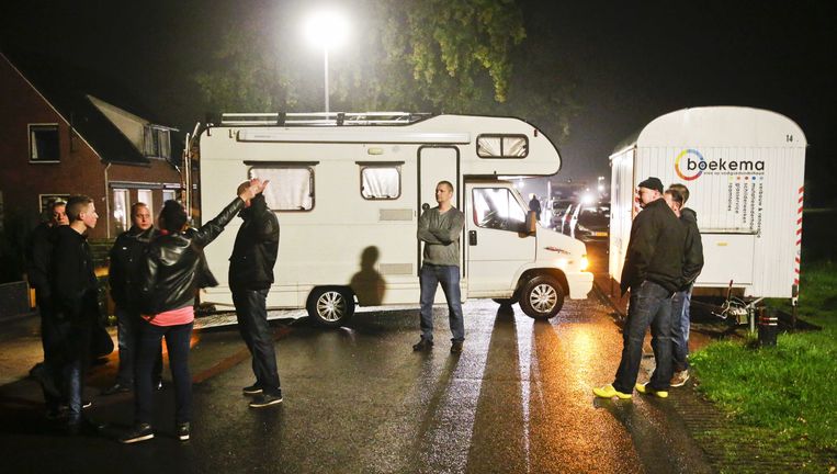 Boze bewoners blokkeren de weg naar het vakantiepark Oranje waar asielzoekers worden opgevangen. Staatssecretaris Klaas Dijkhoff heeft de gemeente Midden-Drenthe opgedragen 700 asielzoekers extra te huisvesten. Beeld ANP