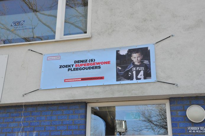Sinds gisteren prijkt deze poster op basisschool De Kameleon in Oosterhout.