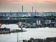 Uitzicht op een deel van de petrochemische industrie in de Rotterdamse haven.