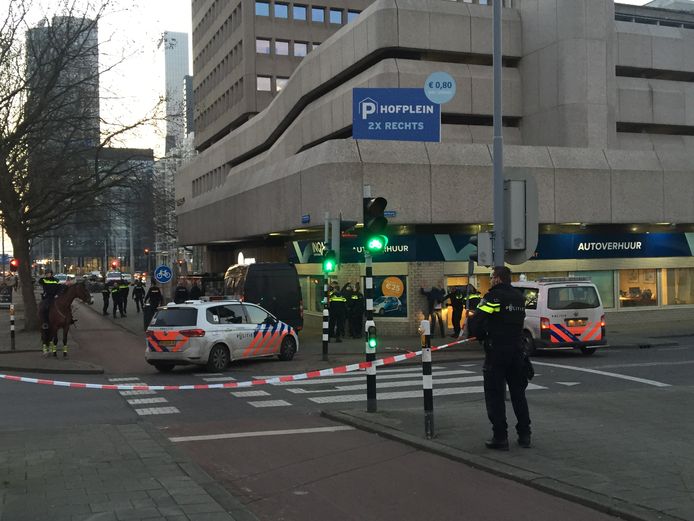 De politie is met veel man ter plaatse.