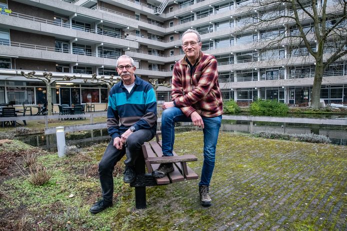 Bestuursleden Everard Post (links) en Vlady Kasperaitis van Stichting Hospice Deventer bij woonzorgcomplex De Bloemendal.  Aan deze kant opent Hospice Deventer volgend jaar de deuren.