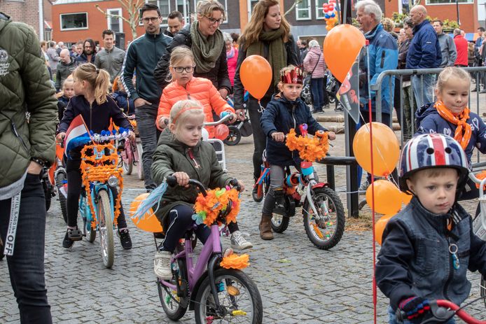 Dit soort taferelen, kinderen die Koningsdag vieren met hun versierde fietsen, kunnen op het vernieuwde Wilhelminaplein in Someren gewoon plaatsvinden, dan in een mogelijk ‘autoloze’ omgeving.