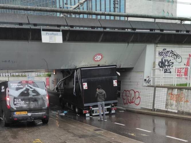 Peperdure Futuristische Parkeergarage In Den Haag Op Slot Door Geldgebrek |  Auto | Bndestem.Nl