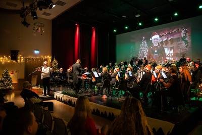Dankzij de kerstrevue heeft ’t Eind ook weer z’n eigen klarinet spelende Jezus, Jozef én Mien