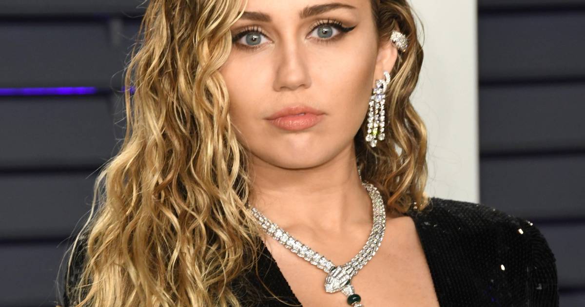 Miley Cyrus effettua un atterraggio di emergenza dopo un fulmine, Madonna ‘ubriaca’ si definisce Madre di Gesù |  Visualizza