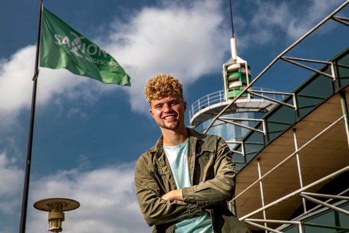 Mathijs Bolink neemt alvast een kijkje bij hogeschool Saxion. ,,Studeren is tegenwoordig best duur en ik wil niet lenen."