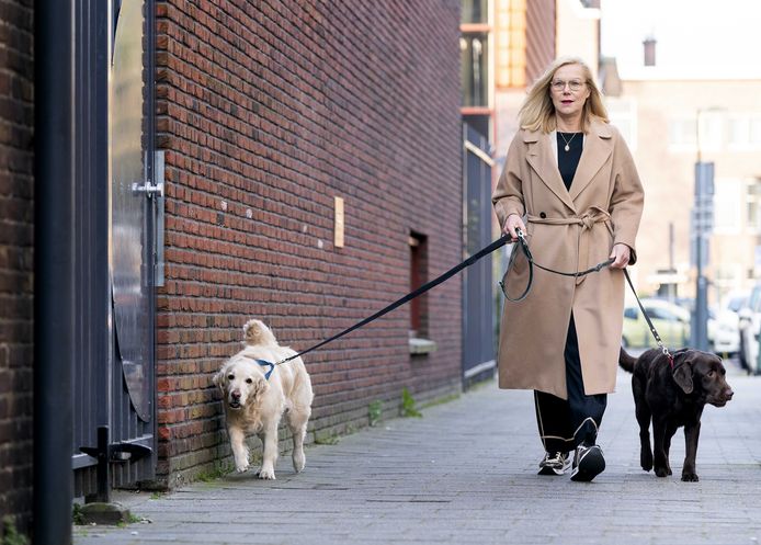 D66-leider Sigrid Kaag brengt samen met haar honden in wijkcentrum ’t Benoordenhuis in Den Haag haar stem uit voor de gemeenteraadsverkiezingen.