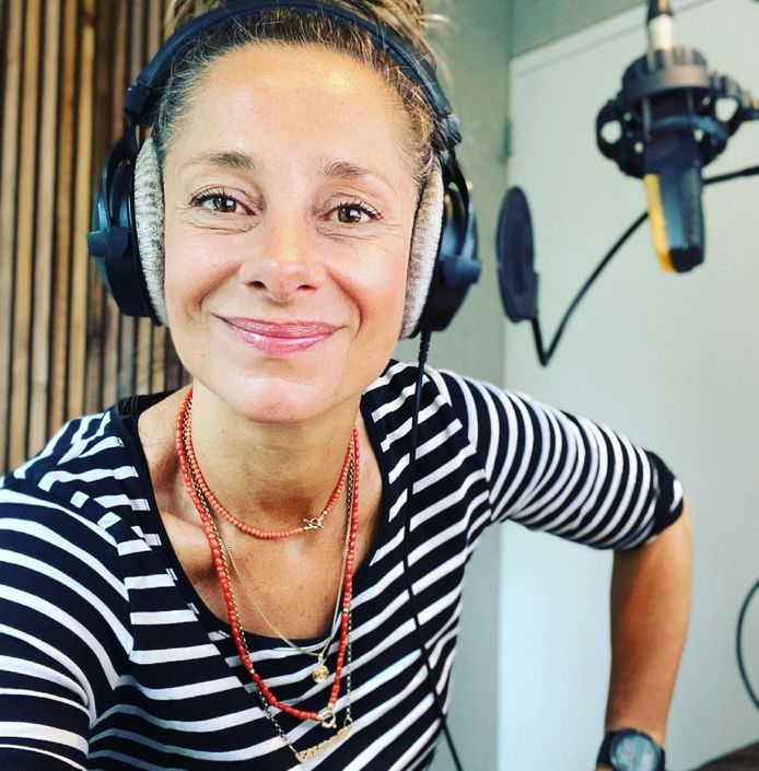 Barbara Karel werkt als voice-over vanuit haar thuisstudio.