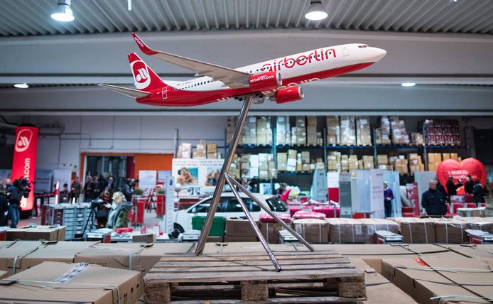 Een modelvliegtuigje van Air Berlin tijdens een tentoonstelling in veilinghuis Dechow in Hamburg. Het veilinghuis verkoopt momenteel de uitrusting van de failliet verklaarde luchtvaartmaatschappij.