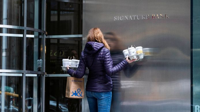 Een werknemer komt aan bij het hoofdkwartier van Signature Bank in New York.