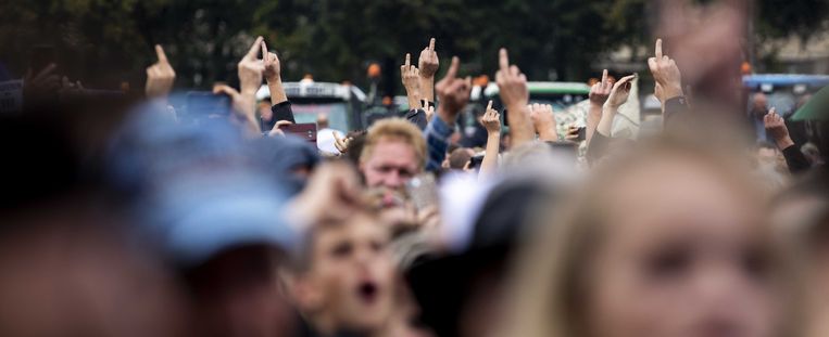 Demonstranten steken hun middelvinger op naar Tjeerd de Groot (D66) en Jesse Klaver (GroenLinks) tijdens het landelijk boerenprotest op het Malieveld. Beeld ANP