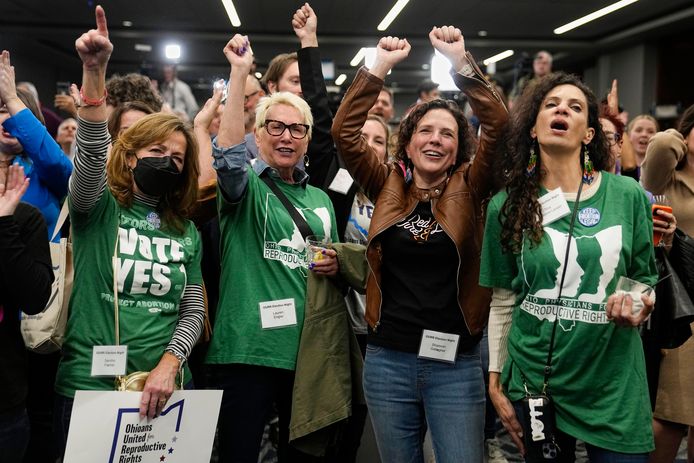 Voorstanders van het recht op abortus vieren de overwinning van maatregel 'Issue 1' in Ohio.
