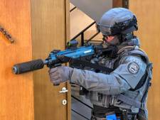 Politie houdt oefening met gewapende mannen aan synagoge