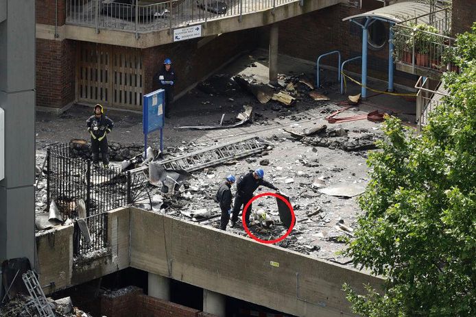 Speurhonden in actie aan de Grenfell Tower.