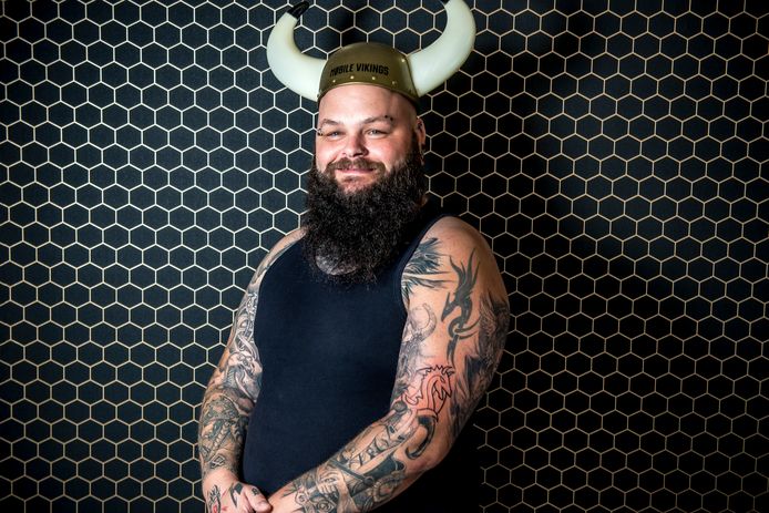 Bert Verlinden, werknemer Mobile Vikings, heeft het logo van het bedrijf op zijn arm laten tatoeëren.
