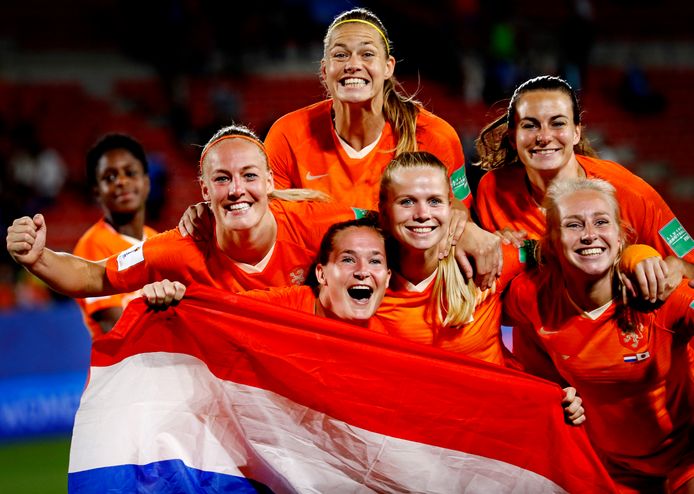 De Leeuwinnen vieren feest na plaatsing voor de kwartfinale van het WK.