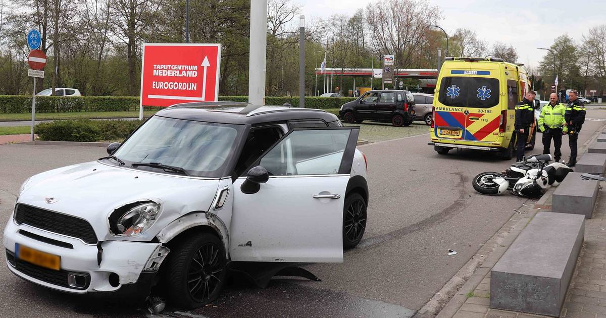 Motorrijder raakt gewond bij botsing in Waalwijk, automobilist trapt op rem en slipt.