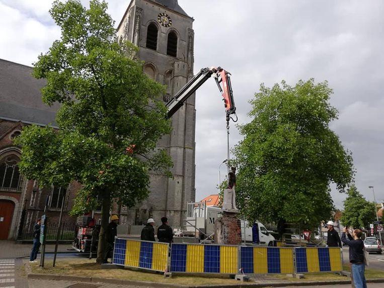 Het omstreden beeld wordt weggehaald. Beeld Ilse De Schutter/RV