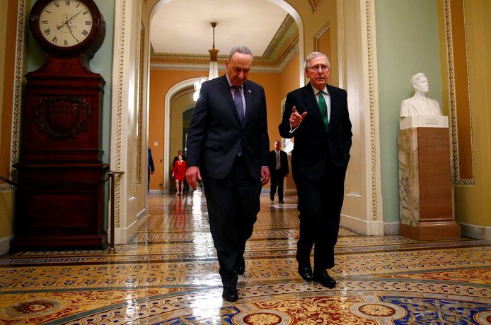 Democratisch Senaatsfractieleider Chuck Schumer (l.) en Republikeins fractieleider Mitch McConnell, gisteren in het Congres in Washington.