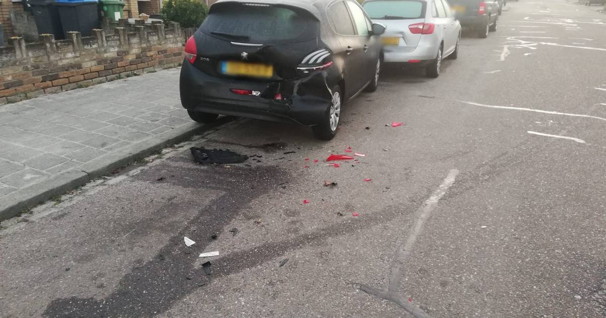 Zes autos beschadigd bij botsing in woonwijk in Den Bosch, bestuurder rijdt door.