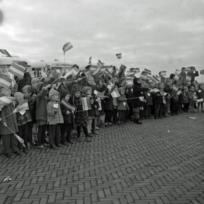 Sinterklaas komt in 1960 per vliegtuig aan in Eindhoven