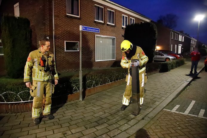 De brandweer plaatst één van de palen terug in de Prinses Irenestraat in Gennep.