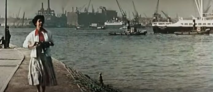 Film promosi tahun 1956 memperlihatkan seluruh pelabuhan Rotterdam.