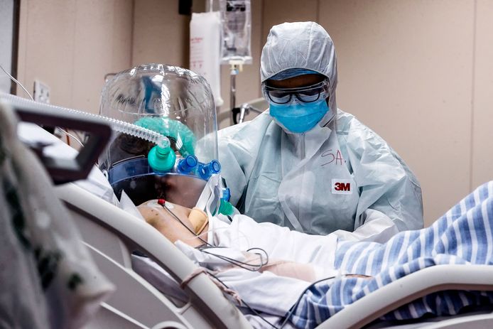 Een gezondheidsmedewerker met een coronapatiënt in een ziekenhuis nabij Rome. Het officiële dodental door de uitbraak van het coronavirus in Italië is de 25.000 voorbij.