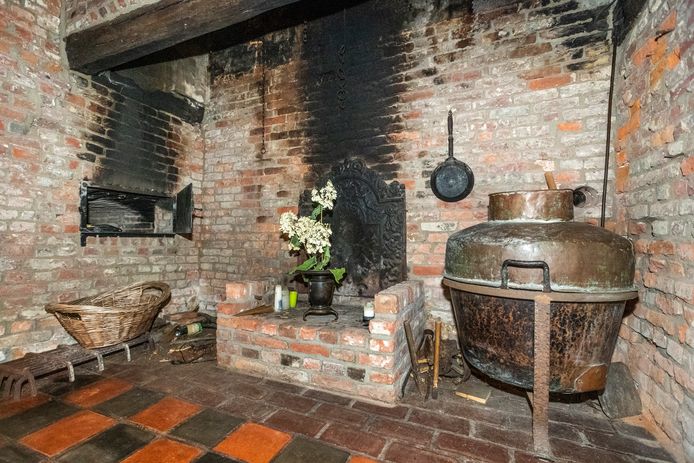 In de ouderwetse oven in de oude boerderij in Veldhoven wordt nog wel eens pizza gebakken.