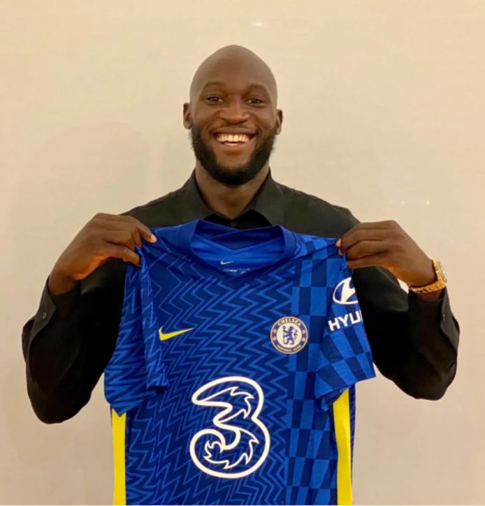 Romelu Lukaku poseert met Chelsea-shirt