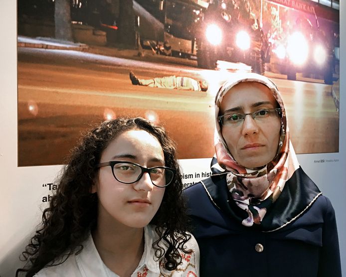 Weduwe Hülya Celik voor de foto van haar doodgeschoten man Yusuf en haar dochter Feyza (16). Hij werd doodgeschoten in de nacht van de coup op 15 juli 2016.