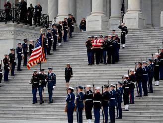 Begrafenis George Bush: Bush Jr. krijgt het moeilijk en Trump negeert de Clintons