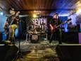 Seven Thirty op het podium in café 't Zwaantje. ,,Dertig jaar verder, maar als je muziek maakt voel je je weer een jonge hond.”