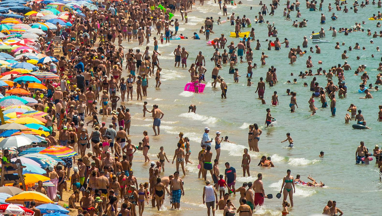 Toeristen op het strand in het Spaanse Benidorm. Beeld Getty Images
