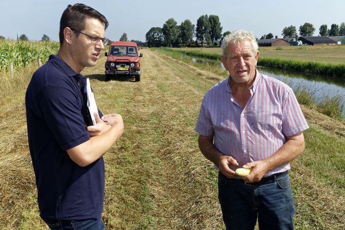 Een inspectieronde van Twan Loeffen (links). Hier in gesprek met agrariër Giel Vugts.