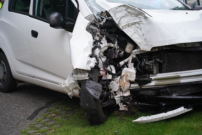 De automobilist raakte ernstig gewond bij het ongeluk.