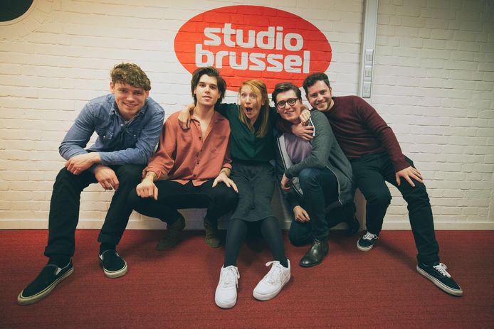 Robin, Jens, Arno en Thomas, hier met Linde Merckpoel, zijn met Sons één van de negen finalisten van de StuBru-wedstrijd.