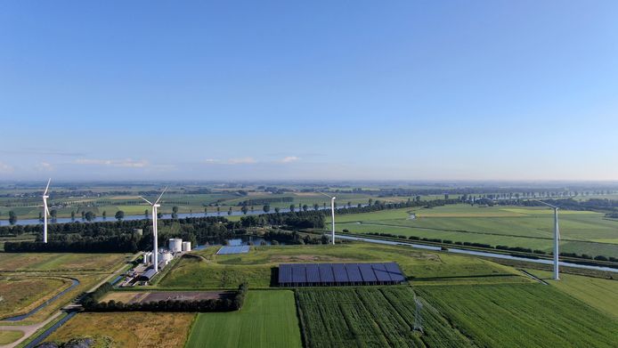 Het Ecopark met windmolens in Waalwijk.