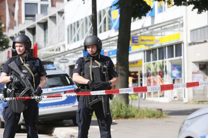 Agenten kort na de aanval in een supermarkt in het Duitse Hamburg.