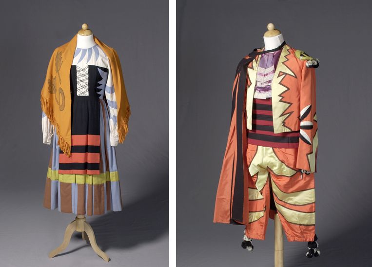 Twee kostuums van Pablo Picasso voor de dansvoorstelling Le Tricorne van Ballets Russes uit 1919.   Beeld Allard Pierson Universiteit van Amsterdam, Theatercollectie