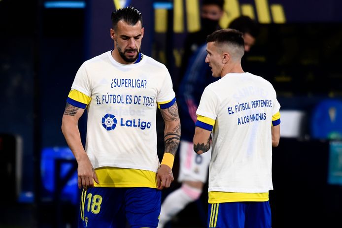 Spelers van Cadiz protesteren voor het duel met Real Madrid tegen de Super League: 'Voetbal is van iedereen', staat er op hun shirts.