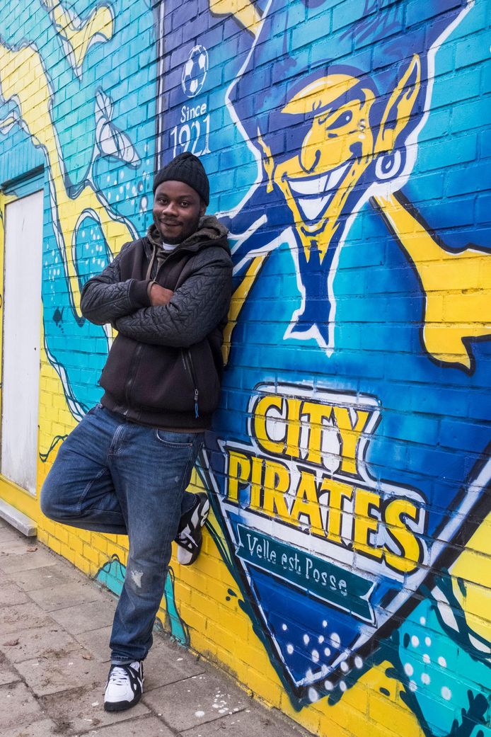 Op zijn 16de kwam Charly Badibanga in de beruchte gevangenis Rikers Island in New York terecht. Nu houdt hij op Linkeroever jonge gasten op het rechte pad, onder andere via de City Pirates.