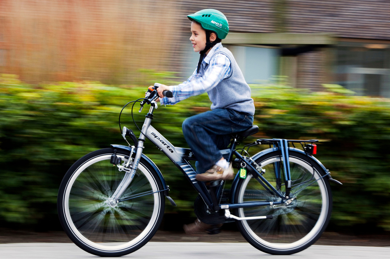 Als kinderen en jongeren verplicht een helm op de fiets dragen, kunnen een heleboel ongelukken worden voorkomen.
