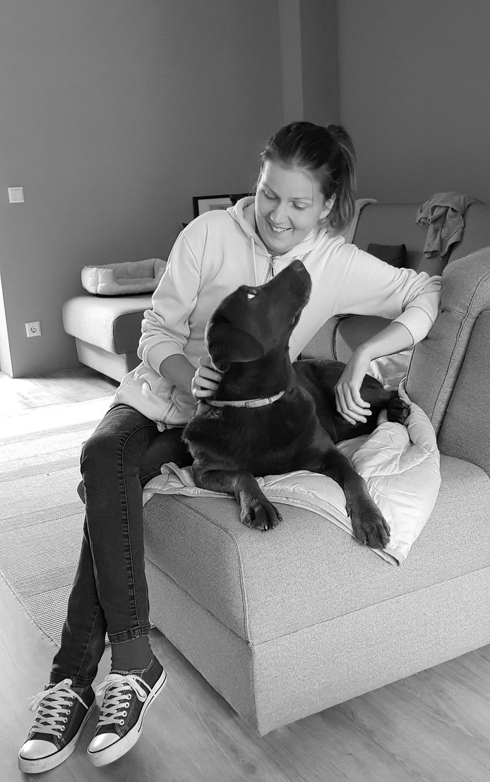 Ruim vijf jaar geleden krijgt ze hulphond Tico. De labrador inspireert haar een bedrijfje in hesjes voor assistentiehonden te beginnen.