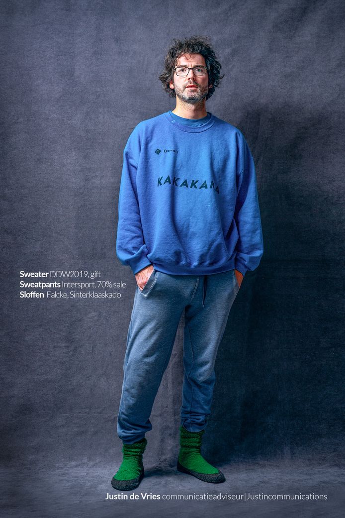 Justin de Vries zelf in zijn eigen thuisblijfoutfit. Waar hij die groene sloffen heeft gekocht? Een Sinterklaaskado.