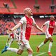 Ajax viert overwinning op AZ én officieus kampioenschap weer met publiek: ‘Wij zijn kampioen’