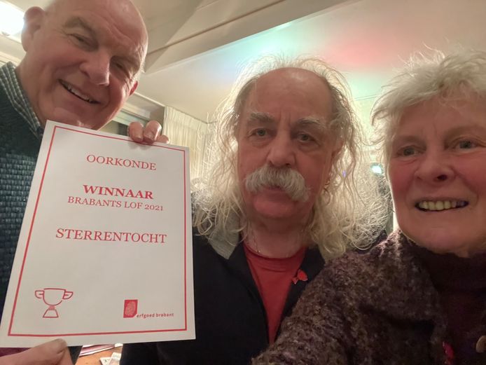 Karel Bergmans, Paul Spapens en Hennie van Schooten (vlnr) van Het Vierde Geschenk vieren de prijs van Brabants Lof voor de Sterrentocht